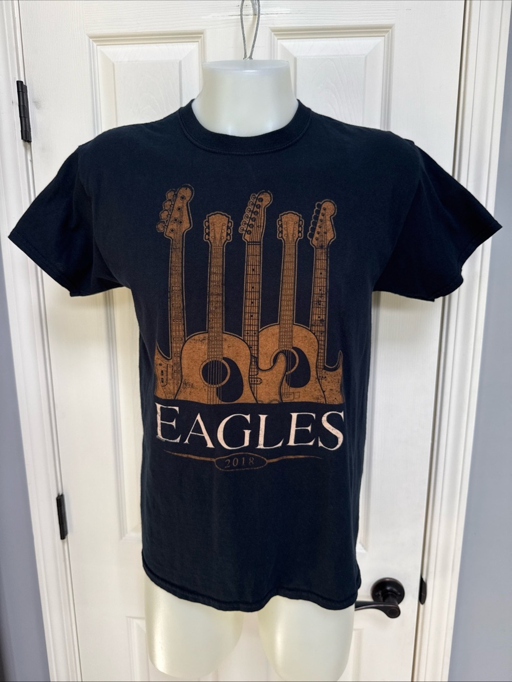 THE EAGLES 2018 Tour Concert T-Shirt Black Guitar Rock Short Sleeve GILDAN sz L